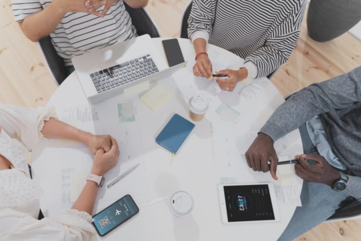 Équipe de conseillers financiers en réunion