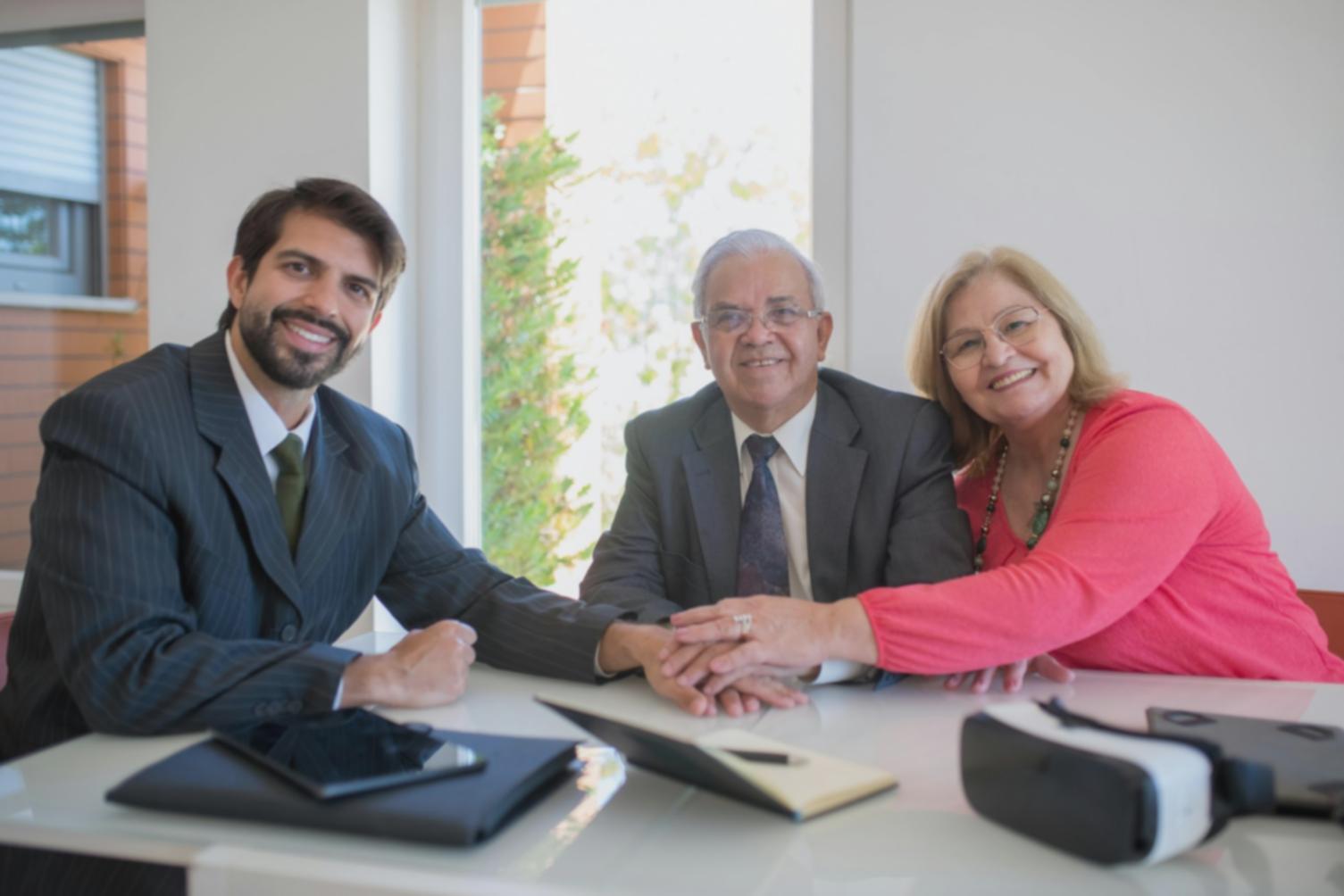 Consultation financière personnalisée avec documents et calculatrice sur bureau